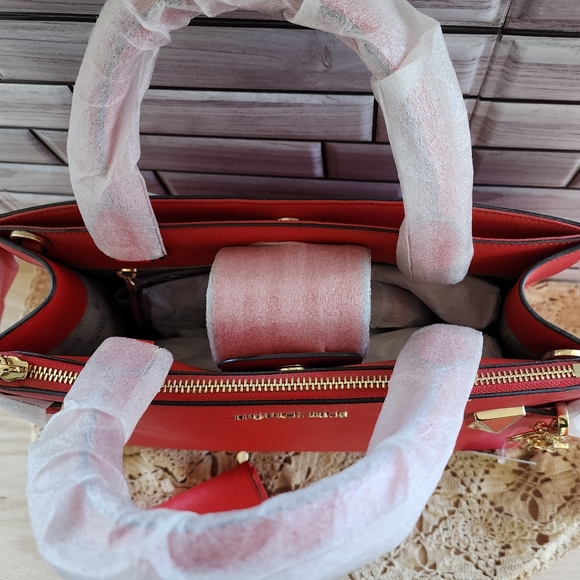 MK Michael Kors Karla satchel in Sangria color. With jet set wallet, key charms - Picture 5 of 16